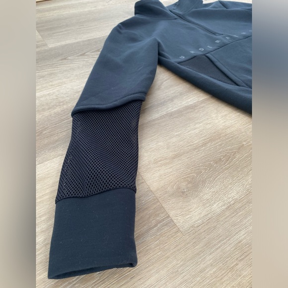 Under Armour 1/4 zip sweater with mesh details - size XS - Picture 4 of 5